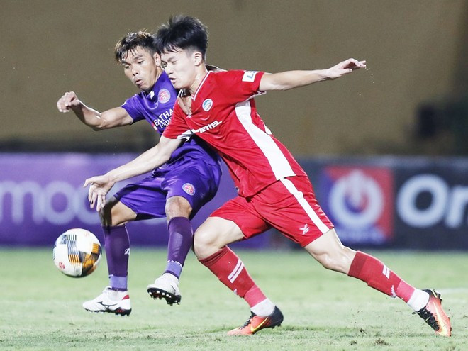 Các cầu thủ Viettel (phải) phải bước qua trận chiến cuối trên sân Thống Nhất MINH TÚ