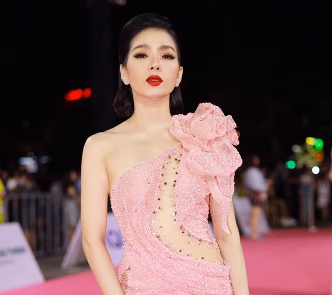 Nhiều cư dân mạng khen ngợi Lệ Quyên xinh đẹp và quyến rũ đúng chuẩn 