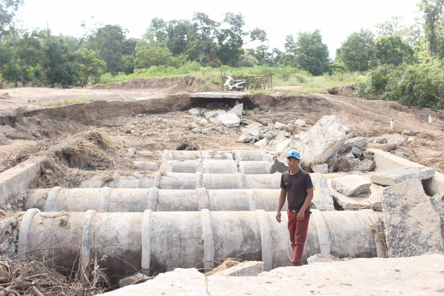 Đường vào làng Ya Ma và Hrách (xã Đak Kơ Ning, huyện Kông Chro) bị hư hỏng nghiêm trọng. Ảnh: Nguyễn Diệp Đường vào làng Ya Ma và Hrách (xã Đak Kơ Ning, huyện Kông Chro) bị hư hỏng nghiêm trọng. Ảnh: Nguyễn Diệp
