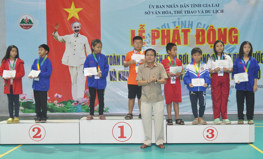  Ông Trần Ngọc Nhung-Giám đốc Sở Văn hóa-Thể thao và du lịch trao giải cho các VĐV. Ảnh: Nguyễn Tú