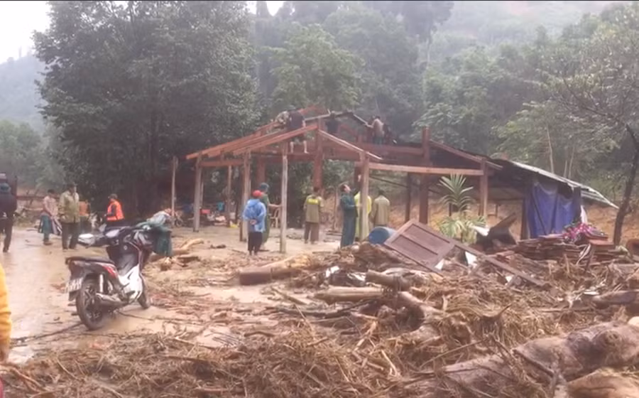  6 ngôi nhà ở xã Trà Bui bị lũ cuốn trôi, nhiều trường học bị tốc mái, hư hại do mưa bão. Ảnh: Le Cuong