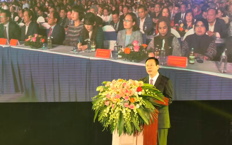 Chủ tịch UBND tỉnh Hà Giang Nguyễn Văn Sơn đọc diễn văn kỷ niệm. 