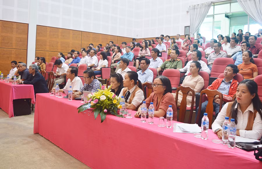 Các đại biểu về tham dự lễ tổng kết, trao giải liên hoan. Ảnh: Anh Huy