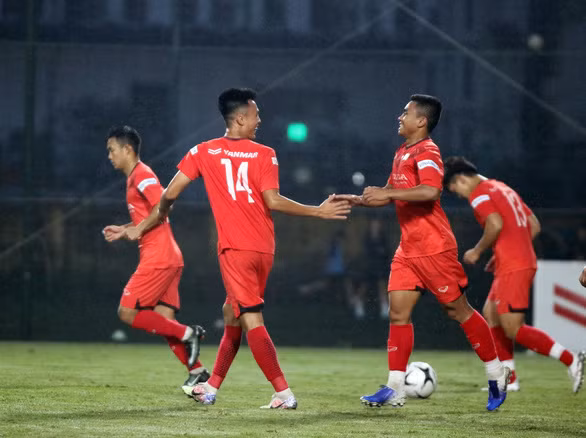 Mai Xuân Quyết (số 14) và Việt Cường (phải) là những cầu thủ thi đấu ấn tượng ở trận thắng 4-0 trước U21 Nam Định - Ảnh: VFF