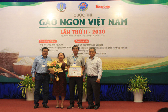 Gạo ST 25 của ông Hồ Quang Cua và cộng sự đạt giải Nhất cuộc thi Gạo ngon Việt Nam 2020. Ảnh: Hồng Phúc. Gạo ST 25 của ông Hồ Quang Cua và cộng sự đạt giải Nhất cuộc thi Gạo ngon Việt Nam 2020. Ảnh: Hồng Phúc.