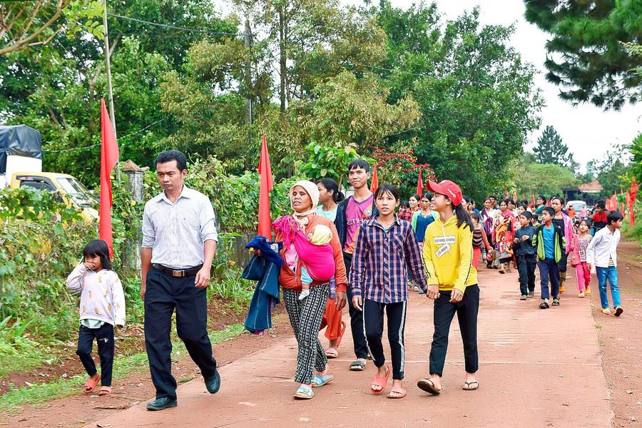 Từ sáng sớm người dân trong làng Tul Đoa đã hội tụ khá đông đủ để chuẩn bị những phần việc cụ thể như văn nghệ, sắp xếp chỗ ngồi, tạo nên không khí đầm ấm, vui tươi.
