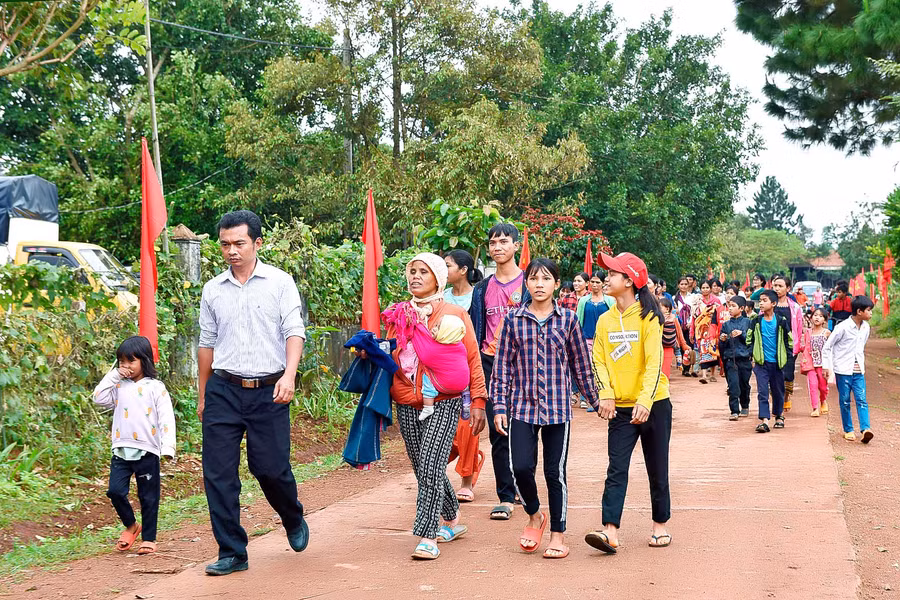 Từ sáng sớm người dân trong làng Tul Đoa đã hội tụ khá đông đủ để chuẩn bị những phần việc cụ thể như văn nghệ, sắp xếp chỗ ngồi, tạo nên không khí đầm ấm, vui tươi.