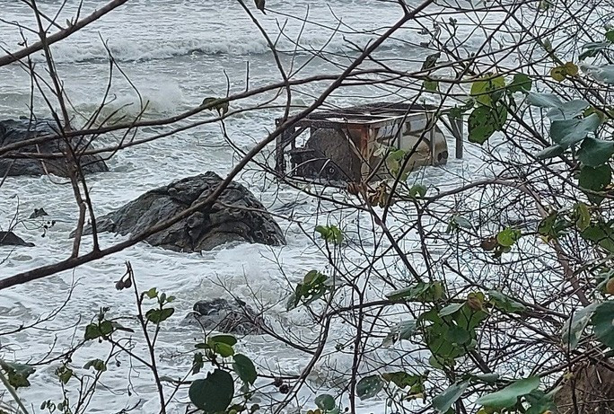 Bồn kim loại trôi vào biển Cù Lao Chàm