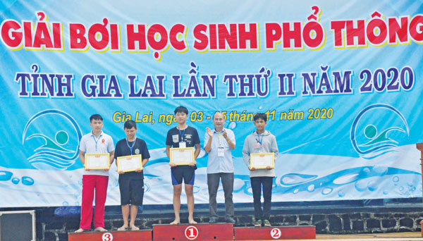 Ban tổ chức trao giải cho các VĐV đạt giải cao. Ảnh: Thiên Di 