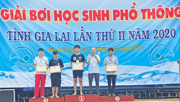 Ban tổ chức trao giải cho các VĐV đạt giải cao. Ảnh: Thiên Di 