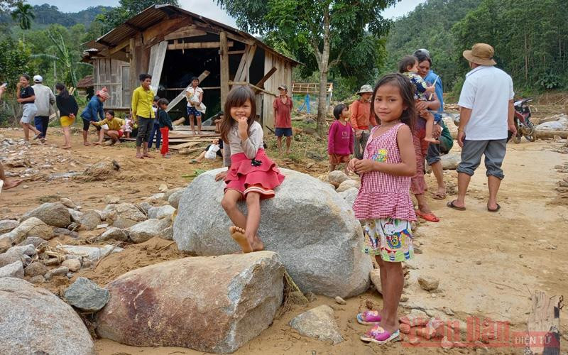 Trẻ em Mang Rin trở về làng sau trận sạt lở núi 