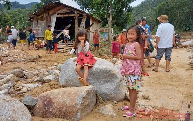 Trẻ em Mang Rin trở về làng sau trận sạt lở núi 