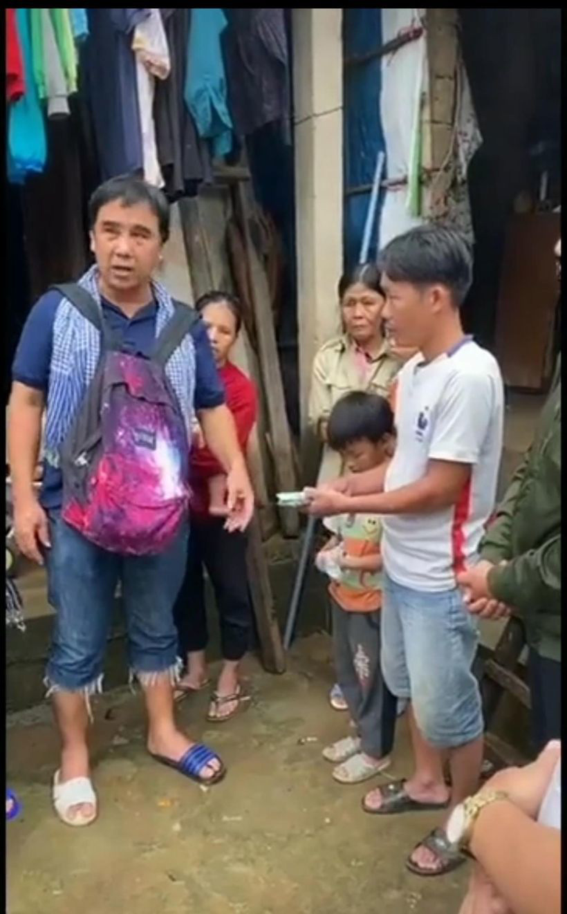 Hình ảnh MC Quyền Linh đi đôi dép 