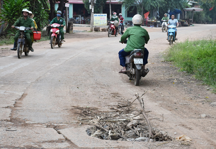 Nắp cống nằm giữa đường liên xã bị vỡ. Ảnh: Hà Phương Ảnh: Hà Phương