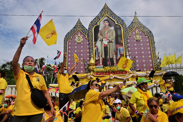 Thái tử Maha Vajiralongkorn lên ngôi năm 2016 sau khi vua cha qua đời. Ông dành nhiều thời gian ở nước ngoài và vừa trở về Thái Lan hôm 15-10 sau nhiều tháng sống tại Đức - Ảnh: REUTERS