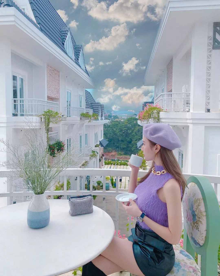 Học trò Tuấn Hưng – ca sĩ Hạnh Sino thoải mái với cuộc sống sang chảnh: “Nam nhân như rượu ngàn năm ủ. Ngắm chàng chưa uống lòng đã say”.