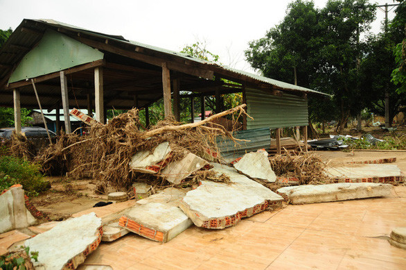 Nhà dân tại xã Cà Dy, huyện Nam Giang bị lũ cào phá hư hại - Ảnh: B.D. Nhà dân tại xã Cà Dy, huyện Nam Giang bị lũ cào phá hư hại - Ảnh: B.D.