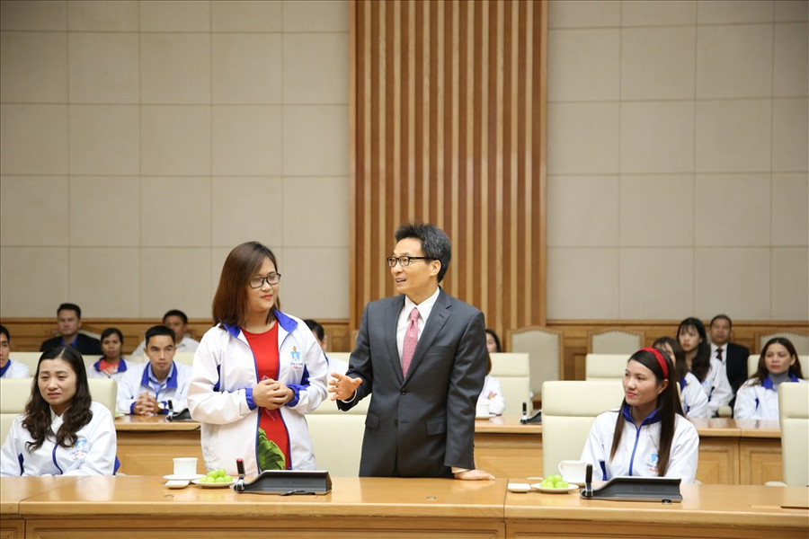 Phó Thủ tướng Chính phủ Vũ Đức Đam chia sẻ với các thầy, cô giáo tại buổi gặp mặt. Ảnh Lâm Hải