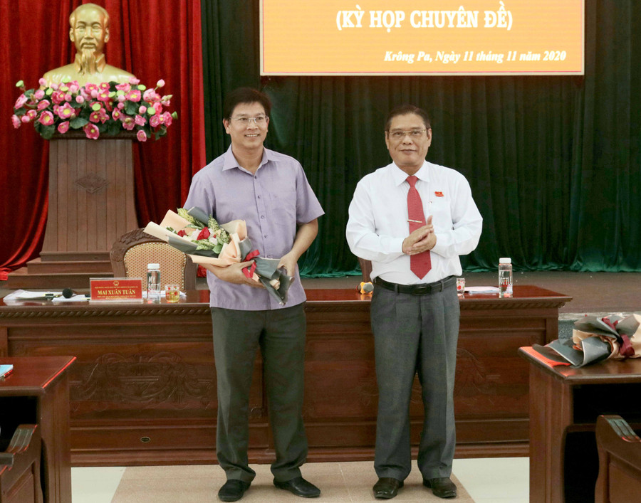 Ông Hồ Văn Thảo-Phó Bí thư Huyện ủy được HĐND huyện bầu giữ chức danh Chủ tịch UBND huyện Krông Pa, khóa XI, nhiệm kỳ 2016-2021. Ảnh: Minh Nguyễn