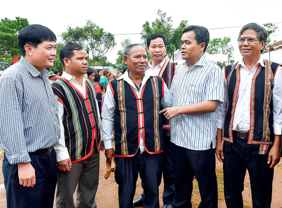 Đồng chí Hồ Văn Niên (thứ 2 từ phải sang)-Ủy viên dự khuyết Ban Chấp hành Trung ương Đảng, Bí thư Tỉnh ủy, Trưởng đoàn đại biểu Quốc hội tỉnh trò chuyện với lãnh đạo huyện Đak Đoa và người dân làng Tul Đoa (xã Đak Sơ Mei). Ảnh: Đức Thụy Đồng chí Hồ Văn Niên (thứ 2 từ phải sang)-Ủy viên dự khuyết Ban Chấp hành Trung ương Đảng, Bí thư Tỉnh ủy, Trưởng đoàn đại biểu Quốc hội tỉnh trò chuyện với lãnh đạo huyện Đak Đoa và người dân làng Tul Đoa (xã Đak Sơ Mei). Ảnh: Đức Thụy