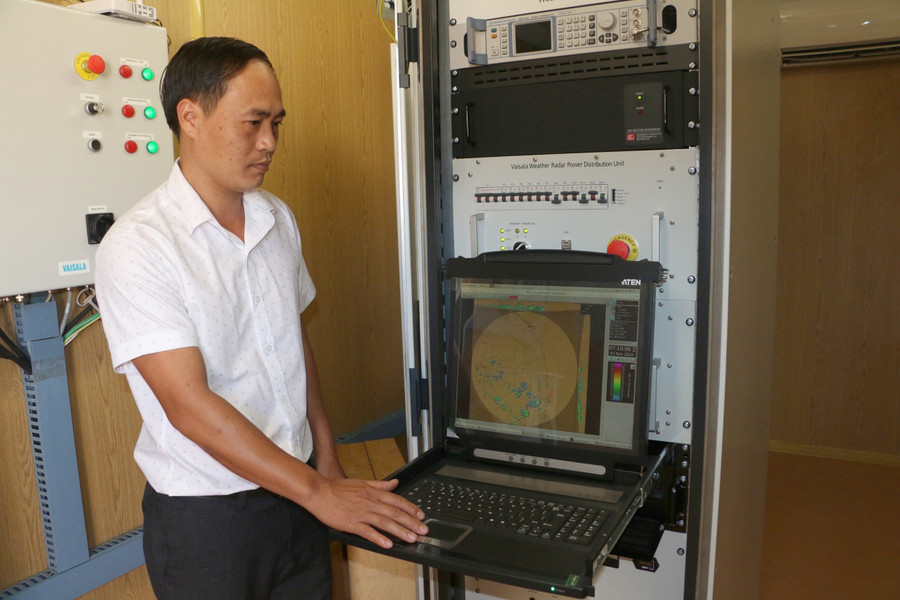 Ông Nguyễn Văn Minh Trưởng trạm Ra đa thời tiết Pleiku theo dõi diễn biến thời tiết từ tháp Ra đa cung cấp