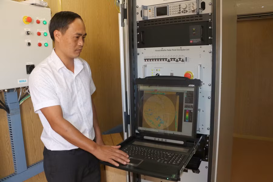 Ông Nguyễn Văn Minh Trưởng trạm Ra đa thời tiết Pleiku theo dõi diễn biến thời tiết từ tháp Ra đa cung cấp