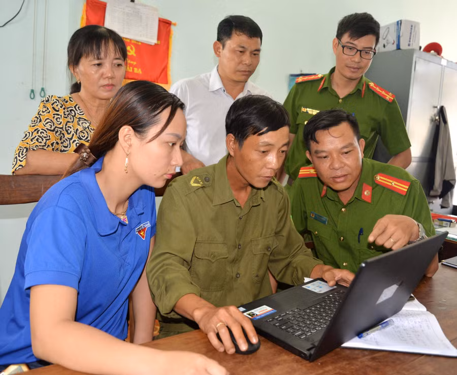 Thiếu tá Phạm Văn Quân-Trưởng Công an xã Ia Peng (ngồi hàng đầu bên phải) hướng dẫn cán bộ xã tuyên truyền pháp luật qua mạng xã hội. Ảnh: Nguyễn Hữu