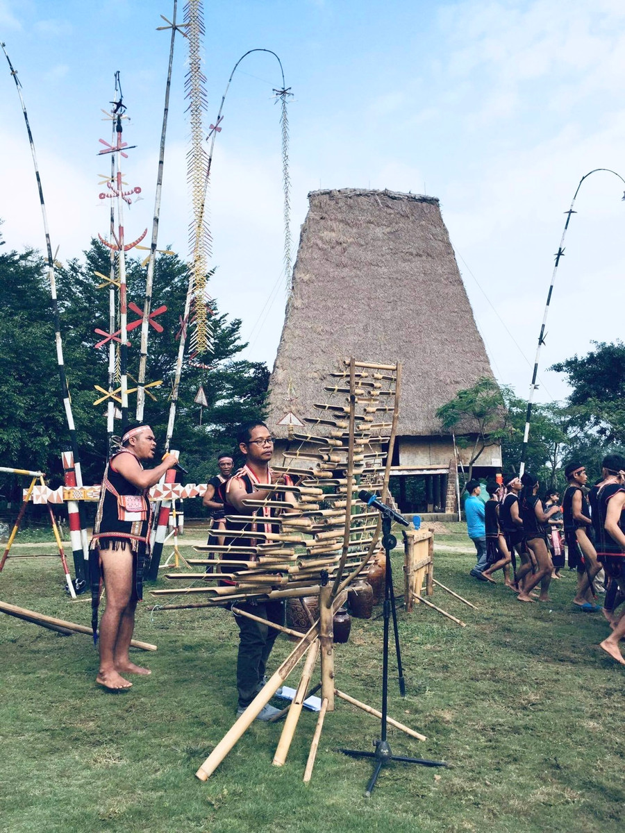 Đoàn nghệ nhân Gia Lai trình diễn nhạc cụ dân tộc phục vụ du khách. Ảnh: Võ Thanh Thảo