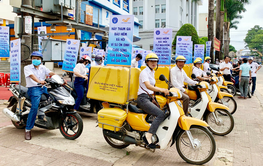 Bảo hiểm Xã hội Gia Lai phối hợp với các cấp, ngành đẩy mạnh tuyên truyền chính sách pháp luật BHXH, BHYT đến người dân. Ảnh: Như Nguyện 