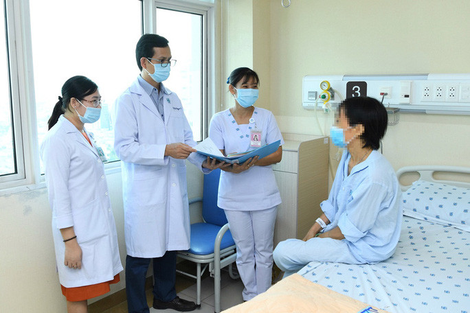 TS-BS Trần Ngọc Tài thăm khám cho một người bệnh Parkinson điều trị tại Bệnh viện Đại học Y Dược TP HCM TS-BS Trần Ngọc Tài thăm khám cho một người bệnh Parkinson điều trị tại Bệnh viện Đại học Y Dược TP HCM