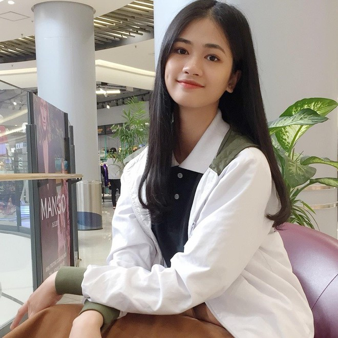 Thu Phương cao 1,75m, số đo ba vòng 82-61-92. Khác với hình ảnh nóng bỏng trên sân khấu, người đẹp mang số báo danh 433 gây ấn tượng bởi nhan sắc nữ tính trong loạt ảnh thường ngày. Hiện tại, chân dài được kỳ vọng sẽ “phục thù” thành công sau lần vào Top 5 Miss World Vietnam 2019 nhờ phong độ ổn định qua các vòng thi ẢNH: FBNV