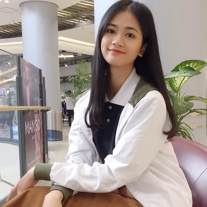 Thu Phương cao 1,75m, số đo ba vòng 82-61-92. Khác với hình ảnh nóng bỏng trên sân khấu, người đẹp mang số báo danh 433 gây ấn tượng bởi nhan sắc nữ tính trong loạt ảnh thường ngày. Hiện tại, chân dài được kỳ vọng sẽ “phục thù” thành công sau lần vào Top 5 Miss World Vietnam 2019 nhờ phong độ ổn định qua các vòng thi ẢNH: FBNV