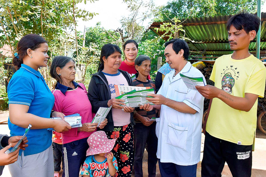 .Bà H’Lứt (mặc áo xanh) làng Weh, cán bộ y tế thôn bản xã Hà Bầu cho biết: Hiện nay, người dân trong làng đã tự ý thức chăm lo sức khỏe bản thân, gia đình. Khi có bệnh là họ đến các trạm y tế để khám và chữa trị, chứ không ở nhà tự cúng, tự chữa bệnh như trước.