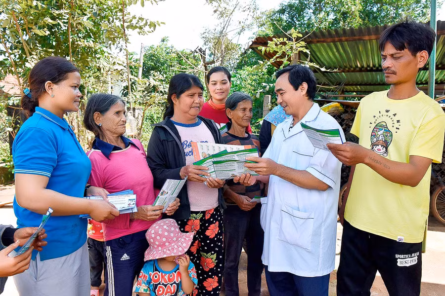 .Bà H’Lứt (mặc áo xanh) làng Weh, cán bộ y tế thôn bản xã Hà Bầu cho biết: Hiện nay, người dân trong làng đã tự ý thức chăm lo sức khỏe bản thân, gia đình. Khi có bệnh là họ đến các trạm y tế để khám và chữa trị, chứ không ở nhà tự cúng, tự chữa bệnh như trước.