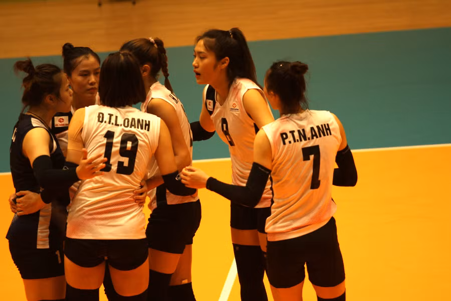  Các cô gái của Thông tin Liên Việt Post Bank đã vượt qua đối thủ kình địch. Ảnh: Văn Ngọc