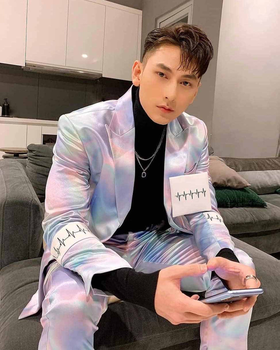 Isaac muốn mọi sự tập trung của fan đều hướng về mình: “Nhìn đi đâu đấy, nhìn anh này!”.