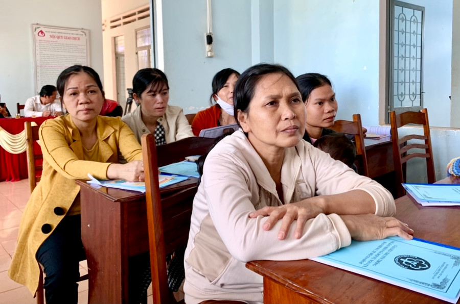 Người dân xã Tân Sơn (TP. Pleiku) tham gia đối thoại chính sách BHXH tự nguyện, BHYT hộ gia đình. Ảnh: Như Nguyện