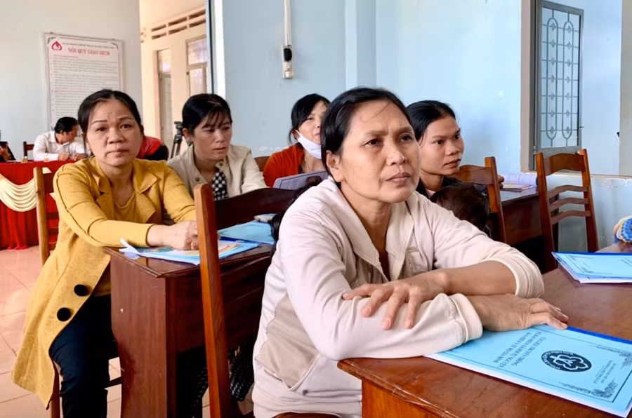 Người dân xã Tân Sơn (TP. Pleiku) tham gia đối thoại chính sách BHXH tự nguyện, BHYT hộ gia đình. Ảnh: Như Nguyện