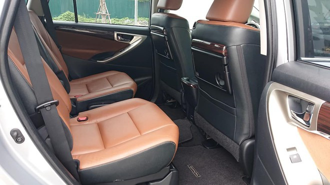 Hàng thứ 2 bố trí ghế tách rời giống Toyota Sienna, tạo cảm giác cao cấp