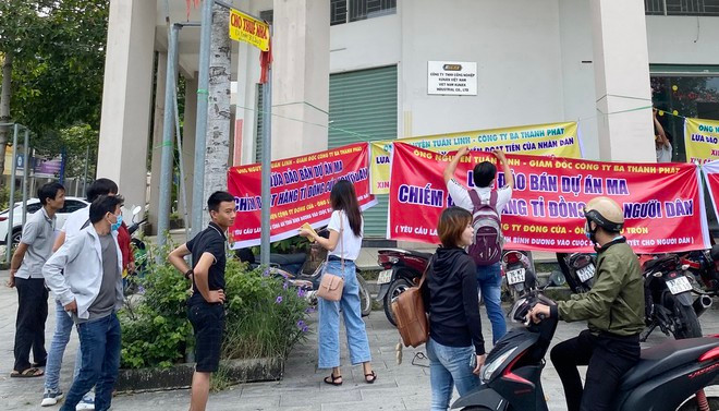 Người dân căng băng rôn tại trụ sở Công ty CP Đầu tư, Xây dựng và Phát triển Địa ốc Ba Thành Phát, sáng 2.11- Ảnh: ĐỖ TRƯỜNG Người dân căng băng rôn tại trụ sở Công ty CP Đầu tư, Xây dựng và Phát triển Địa ốc Ba Thành Phát, sáng 2.11- Ảnh: ĐỖ TRƯỜNG