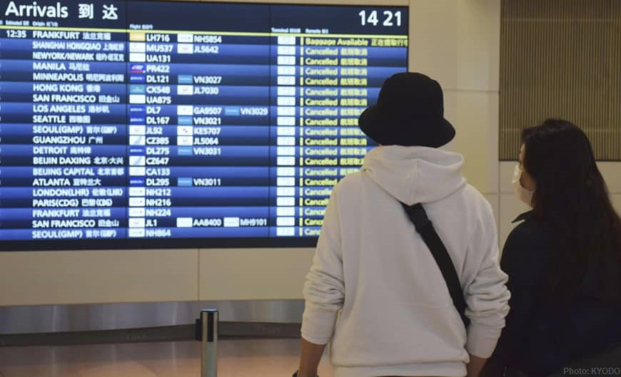  Màn hình tại sân bay Haneda ở Tokyo, Nhật Bản cho thấy hầu hết chuyến bay quốc tế đã bị hủy vào ngày 21-5-2020 - Ảnh: Kyodo