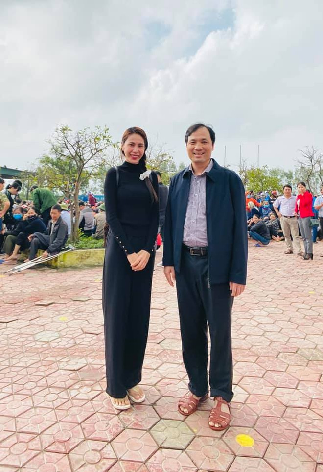 Thủy Tiên khi đi cứu trợ đã nhận được sự hỗ trợ, giúp sức hết lòng của Bí thư Tỉnh ủy Hà Tĩnh - ông Hoàng Trung Dũng. Ảnh: NSCC