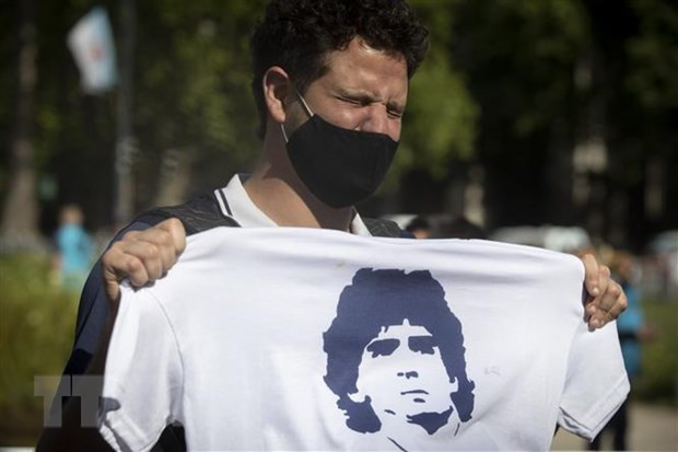 Người hâm mộ chờ tiễn biệt huyền thoại bóng đá Diego Maradona tại tang lễ của ông ở Buenos Aires, Argentina ngày 26/11/2020. (Nguồn: THX/TTXVN) Người hâm mộ chờ tiễn biệt huyền thoại bóng đá Diego Maradona tại tang lễ của ông ở Buenos Aires, Argentina ngày 26/11/2020. (Nguồn: THX/TTXVN)