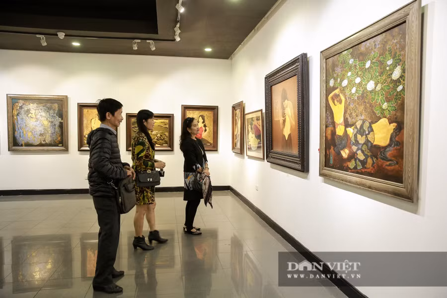 Triển lãm gồm các tác phẩm mỹ thuật của nhóm 8 hoạ sĩ gồm: Bùi Trung Hà, Duy Hà, Nguyễn Trọng Hà, Kiều Hải, Nguyễn Hồng, Thế Hùng, Nguyễn Đức Sáng, Trần Văn Trường.