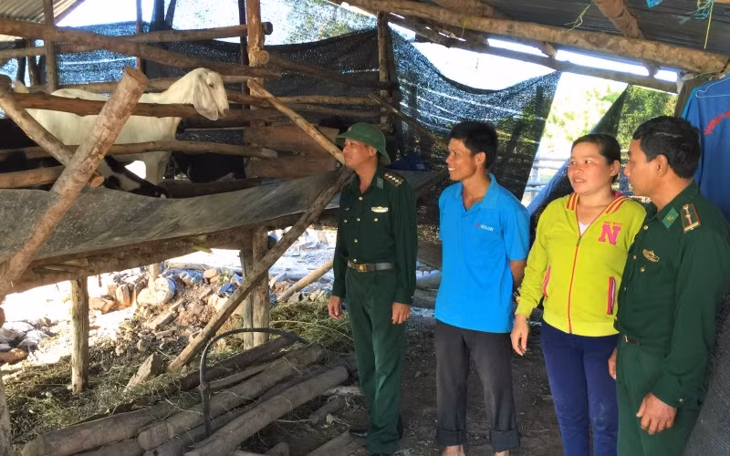 Mô hình chăn nuôi dê do BĐBP tỉnh Đắk Lắk hỗ trợ các gia đình khó khăn, ở xã biên giới Ia Rvê, huyện Ea Súp.