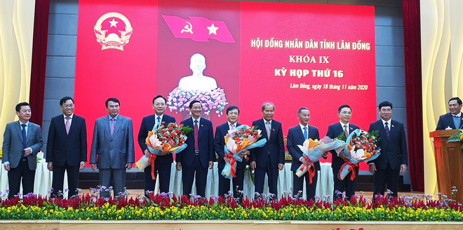 Lãnh đạo tỉnh Lâm Đồng chụp hình lưu niệm cùng tân Chủ tịch, Phó chủ tịch UBND tỉnh. Ảnh: Gia Bình Lãnh đạo tỉnh Lâm Đồng chụp hình lưu niệm cùng tân Chủ tịch, Phó chủ tịch UBND tỉnh. Ảnh: Gia Bình