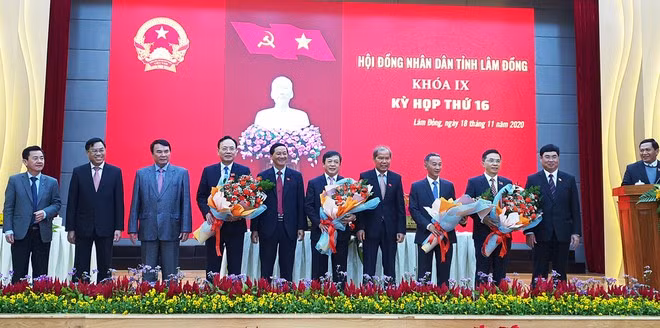 Lãnh đạo tỉnh Lâm Đồng chụp hình lưu niệm cùng tân Chủ tịch, Phó chủ tịch UBND tỉnh. Ảnh: Gia Bình