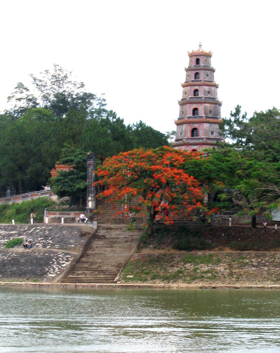 Tiếng chuông từ bờ bắc sông Hương vọng sang bờ nam, chậm rãi băng qua mặt nước êm đềm của dòng Hương, băng qua những ngọn lúa xanh rì đồng Bàu Vá... Ảnh: Bùi Ngọc Long Tiếng chuông từ bờ bắc sông Hương vọng sang bờ nam, chậm rãi băng qua mặt nước êm đềm của dòng Hương, băng qua những ngọn lúa xanh rì đồng Bàu Vá... Ảnh: Bùi Ngọc Long