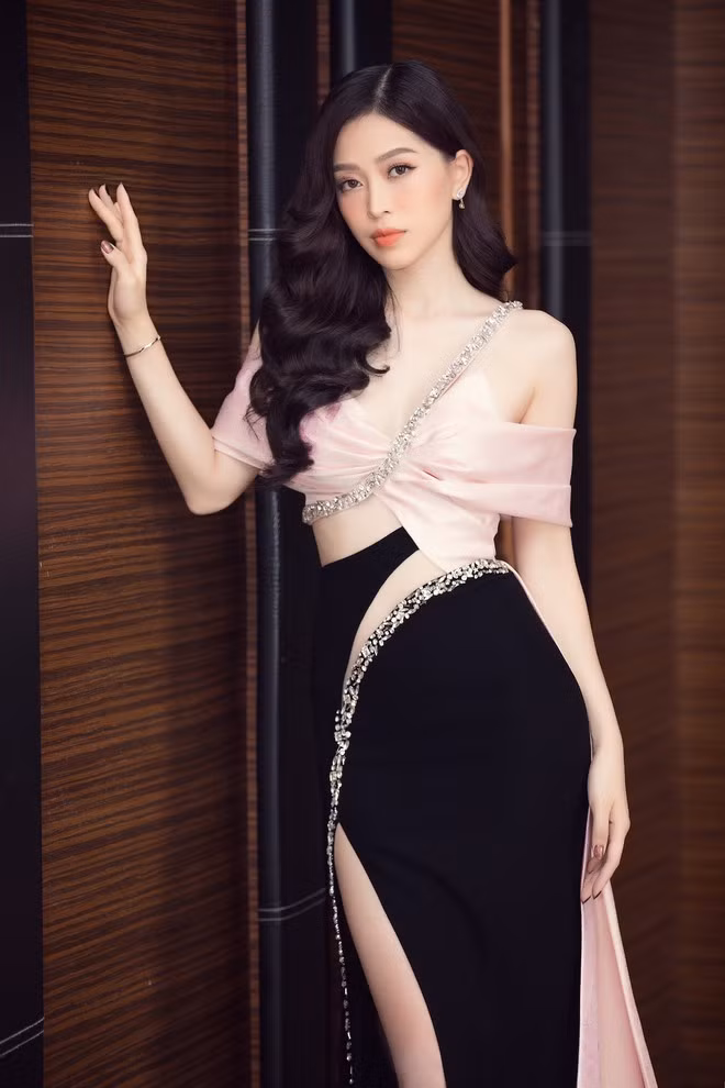 Á hậu Phương Nga chọn thiết kế kết hợp giữa hai tông màu chủ đạo hồng và đen. Bộ cánh không chỉ tôn lên nước da trắng mịn mà còn khéo léo khoe chân đôi dài với đường váy xẻ cao ẢNH: BTC