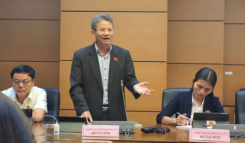 Đại biểu Quốc hội Đỗ Văn Sinh không đồng tình với việc tách Luật Giao thông đường bộ thành 2 luật riêng .Ảnh: VĂN DUẨN